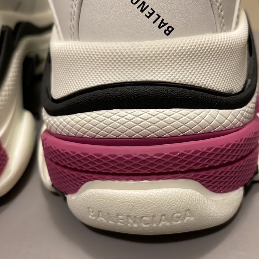 Authentic Balenciaga triple s NIB - Picture 5 of 7